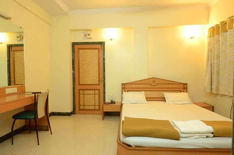 Pooja International Nashik Hotel Exterior foto